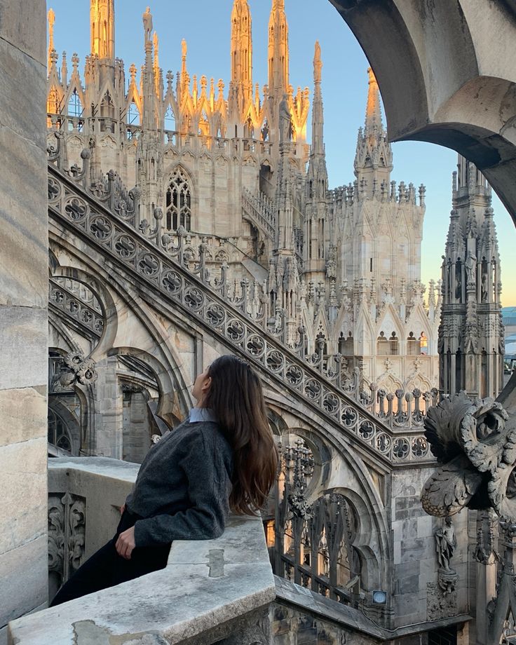 Girl standing at top of Duomo in Milan. She has long brown hair. She is wearing a grey sweater, blue shirt and black trousers. Duomo Rooftop Milan, Life In Milan, Milan Pics Ideas, Milan Summer Aesthetic, Italy Aesthetic Milan, Milano Italy Aesthetic, Milan Aesthetic Girl, Europa Aesthetic, Milan Italy Outfit