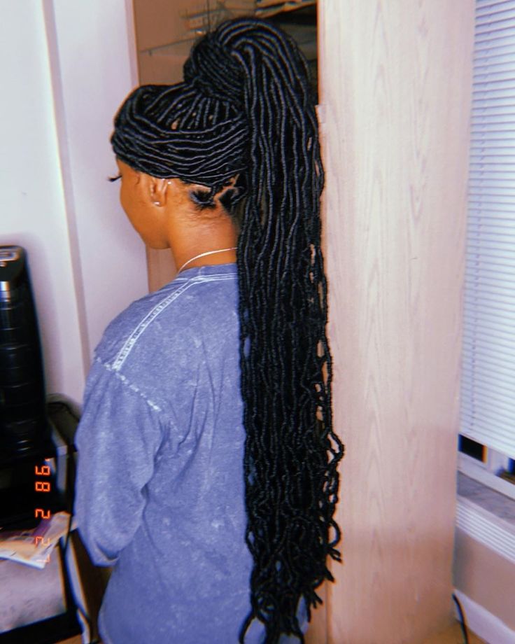 Locs GURU🦋 on Instagram: “#LOCSTYLES 😍😍💓 this bang and pony works BEST with Xtralong #SOFTLOCS but it can be done with the long length too🔥✨ #locstylesforwomen…” Locks Hair, Soft Locs, Loc Hairstyles, Estilo Swag, Faux Locs Hairstyles, African Hair Braiding Styles, Cute Braided Hairstyles, Braids Hairstyles Pictures, Cute Box Braids Hairstyles