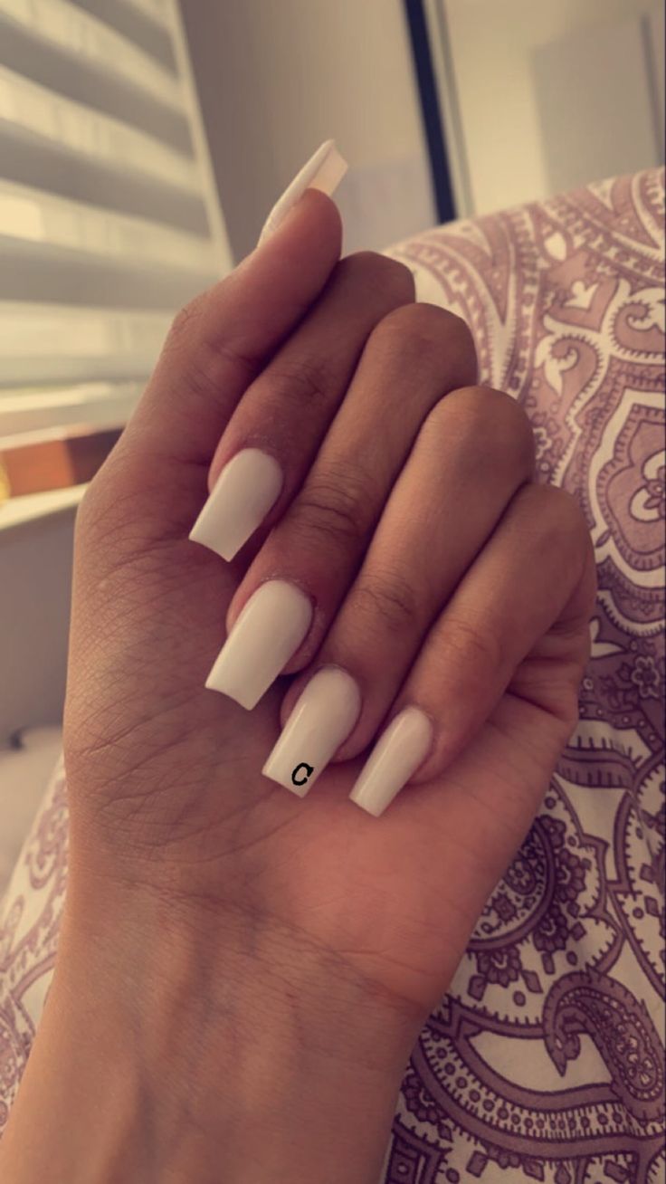 Q Initial Nails, Nails With R Initial On It, Nails With The Letter F On Them, White Nails With C Initial, Acrylic Nails With A C Initial, White Acrylics With Initial, Letter C Nail Design, Plain Nails With Initial, Initial C On Nails