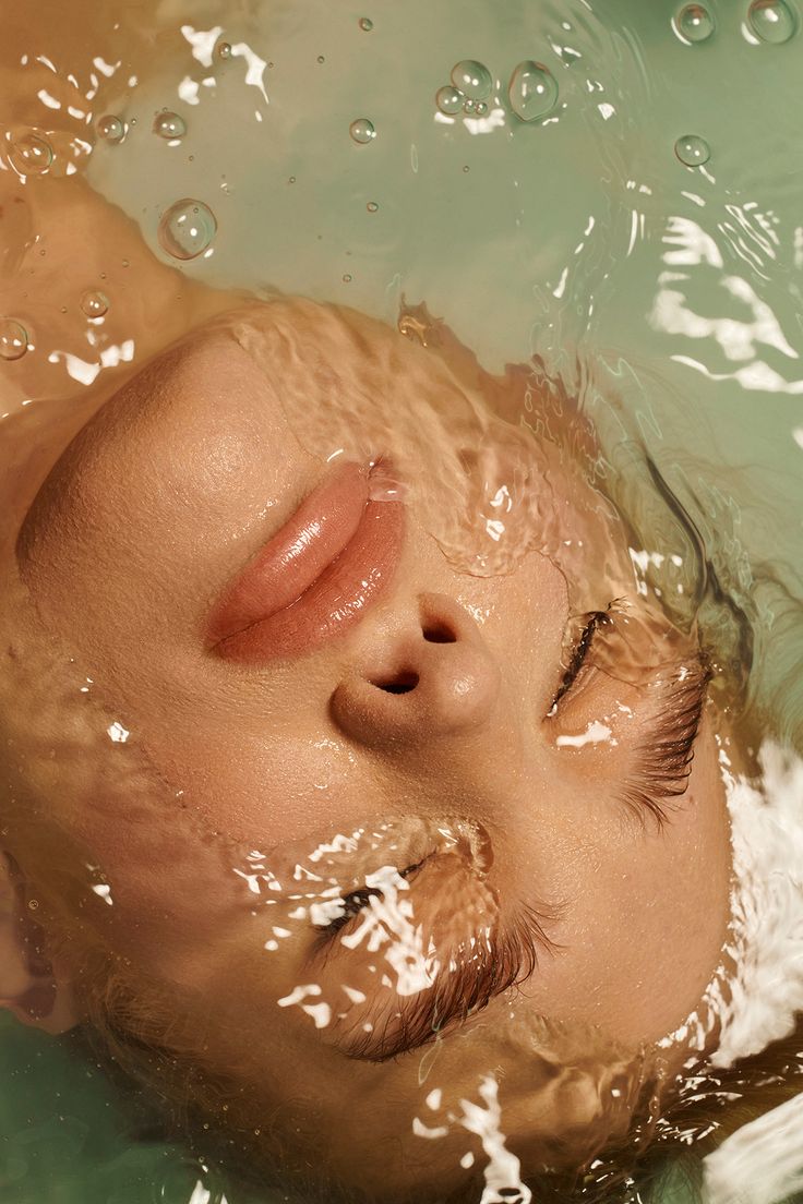 Model lying in water - Beauty Shoot Skincare Lifestyle Aesthetic, Beauty Brand Aesthetic, Beauty And Wellness Aesthetic, Summer Beauty Campaign, Botox Background, Editorial Skincare, Skin Photoshoot, Skin Care Editorial Photography, Self Love Art