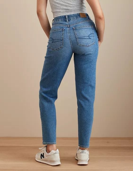 AE Stretch Curvy Mom Jean Mom Jeans American Eagle, Blue And White Jeans, High Waist Jeggings, Barrel Jeans, Midsize Fashion, Types Of Jeans, Fun Pants, High Waisted Mom Jeans, Jeans Mom