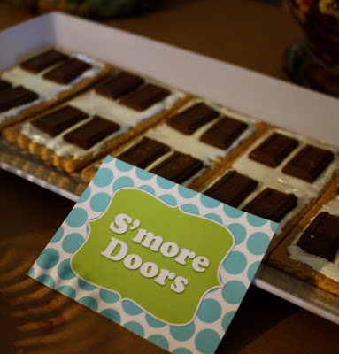 there are many desserts on the table with signs that say smores do's