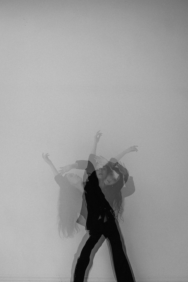 Model is shot with triple exposure. Dance Art Photography, Fear Photoshoot Ideas, Blurry Studio Photoshoot, Double Exposer Photography, Creative Flash Photography, Edgy Photoshoot Studio, Blurred Photoshoot, Double Exposure Photography Film, Ideas For Photoshoot In Studio