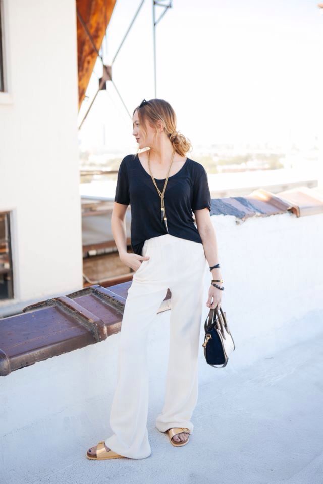 Gold Birkenstocks Outfit, Birkenstocks Outfits Summer, Bracelets Bag, Gold Birkenstocks, Birkenstocks Outfit, Gold Street Style, French Capsule Wardrobe, Golden Sandals, Chain Sunglasses