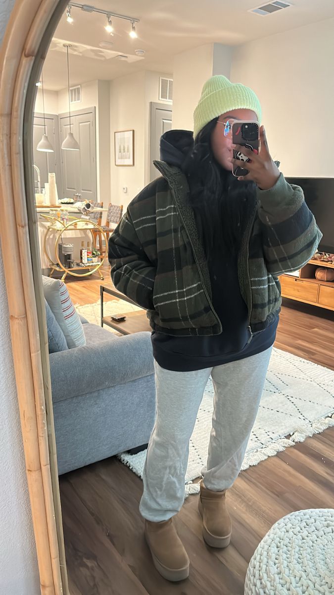 Cute Cold Weather Outfits Black Women, Cute Beanie Outfits Winter Casual, Lazy Winter Fits, Comfy Snow Day Outfit, Beanie Outfits Black Women, Cozy Ugg Outfit, Chill Winter Outfit Black Women, Cropped Puffer Outfit, Beanie Outfit Black Women