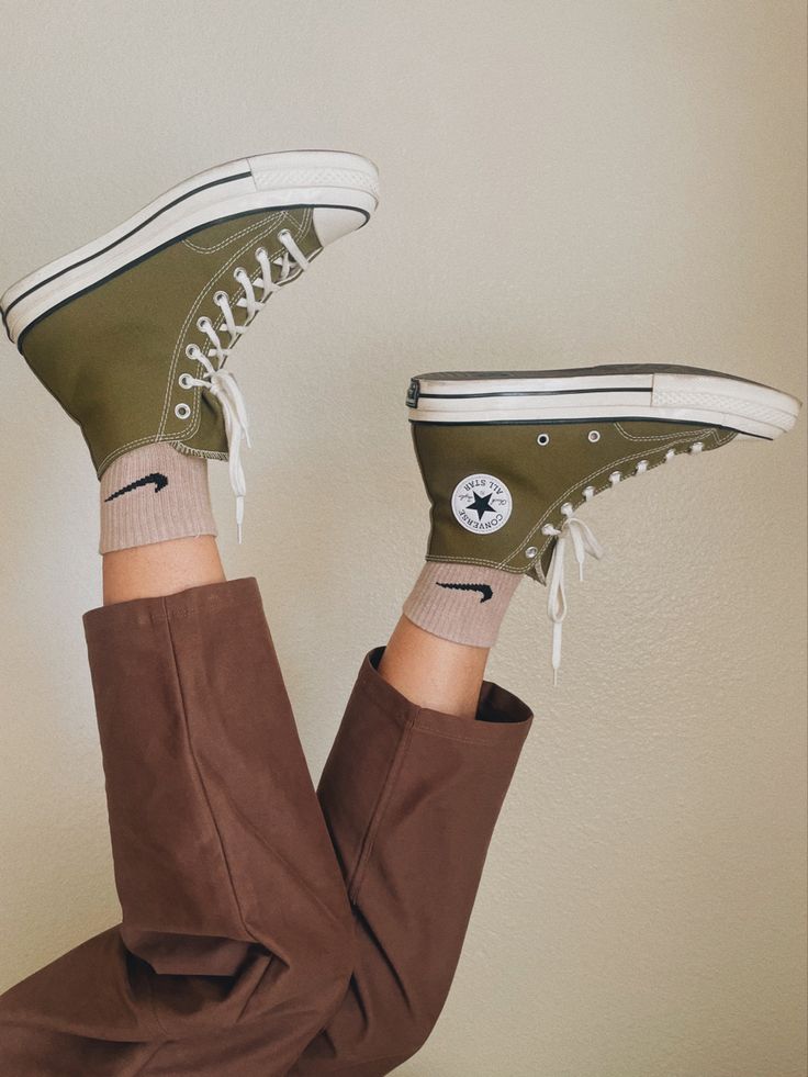 men’s fashion street wear nike socks spring fashion 2023 ootd Olive Green Converse Outfit, Olive Green Converse, Green Converse Outfit, Utility Outfit, Converse Chuck 70s, Olive Green Shoes, Chuck 70s, Green Converse, Big Men Fashion