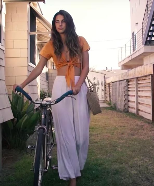 Elena Taber! Elena Taber Outfits, Elena Taber, Orange Top Outfit, Wrap Top Outfit, Yogi Style, Bike Baby, Australian Summer, White Pants Outfit, Color Outfits