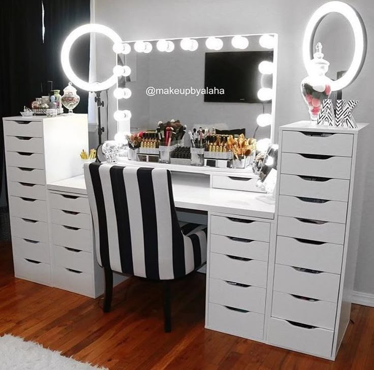 Vanity inspiration Dresser Makeover Diy, Black Dressing Tables, Ikea Black, Vanity Inspiration, Makeup Room Decor, Makeup Table Vanity, Diy Vanity, Vanity Room, Glam Room