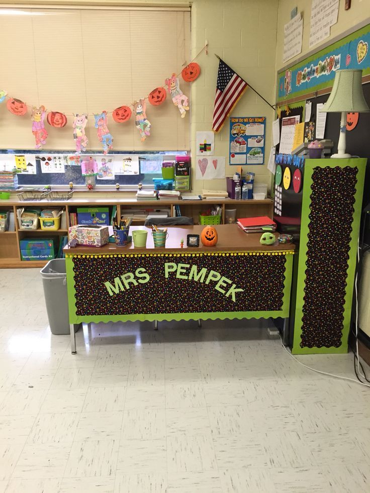 a classroom decorated for halloween with decorations on the desk