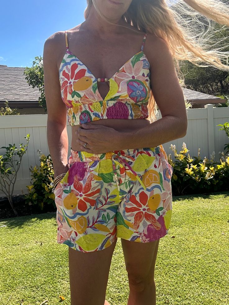 These Calabash printed shorts feature a playful print, matching tops, and convenient side pockets. The partially lined top adds a fun touch to this unique piece. Perfect for those with a height of 5'7'' and measurements of 32'' bust, 24'' waist, and 35'' hips. Printed Shorts, Unique Pieces