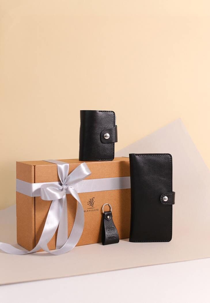 Characteristics The size of the wallet (19x9 cm), card case (10x8 cm), key ring (4x4 cm), postcard (10x15 cm) The material of the product is genuine leather Packaging kraft box, tape The good thing about a ready-made gift set is that you don't need to spend time choosing packaging and accessories, since this gift set is ready to be handed out. It is important that the set is made entirely by hand. All products are made of very durable genuine leather. Such a stylish set of handmade women's acces Wallet Packaging Ideas, Black Rectangular Wallet As Gift, Elegant Wallets With Box For Gift, Elegant Wallets With Box Included For Gift, Modern Rectangular Card Holder For Gift, Modern Rectangular Card Holder As Gift, Modern Rectangular Card Holder Gift, Rectangular Wallets With Interior Card Slots As Gift, Rectangular Wallets With Interior Card Slots