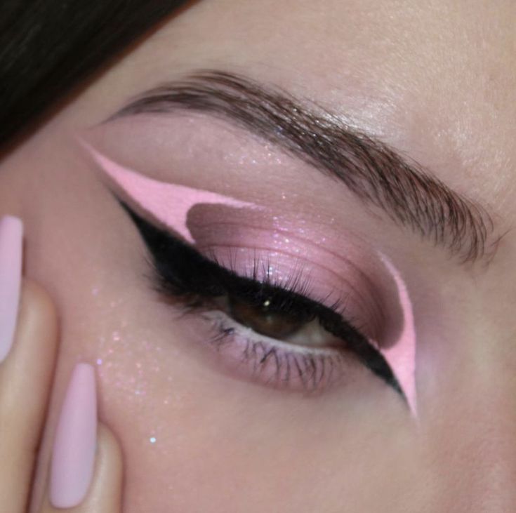 Graphic Makeup Looks, Pink And White Makeup, Pink Graphic Liner, Graphic Liner Ideas, Eye Makeup Inspo, Bold Eyeshadow, Mekap Mata, 20 Makeup, Pink Eye Makeup