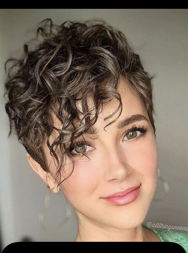 Women Haircut, Curly Pixie Cuts, Curly Hair Photos, Costume Noir, Long Hair Updo, Hair Easy, Trending Hairstyles, Easy Hair, Short Hairstyle