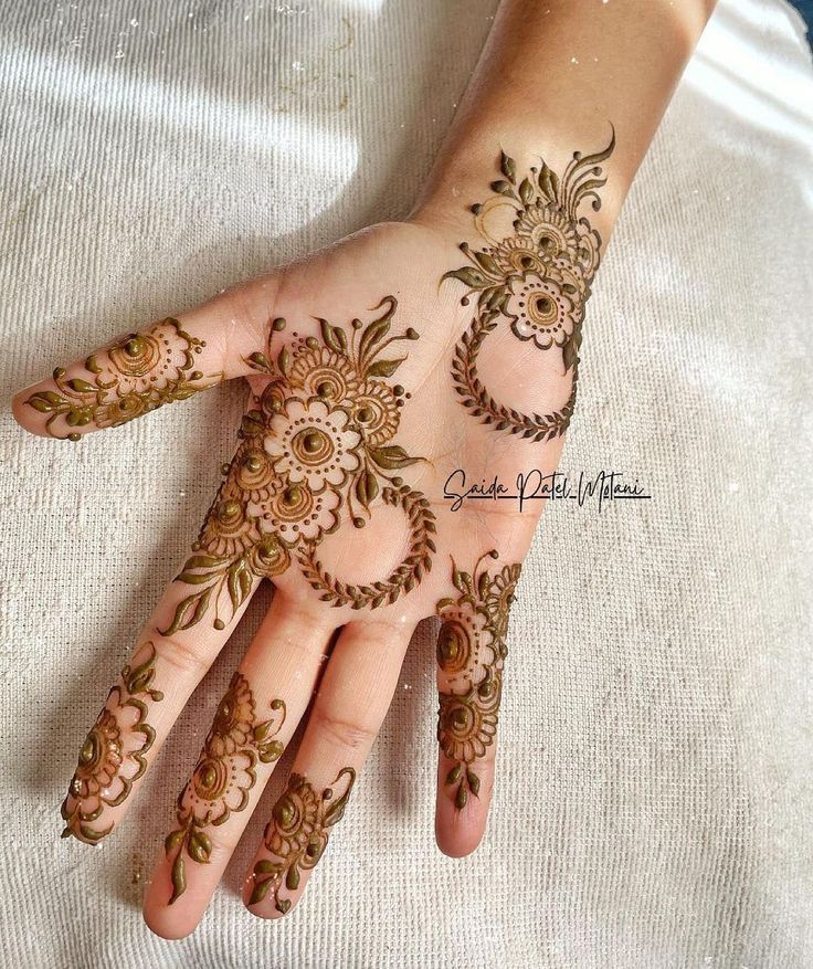 Mehndi design Simple Elegant Mehandi Designs, Unique Mehandi Awesome Front Hand, Elegant Mehendi Designs Palm, Mehendi Designs For Hands Unique Palm, Unique Henna Designs Palm, Stylish Mehndi Designs For Front Hand, Pretty Henna Designs Unique, Modern Henna Designs Palm, Simple Mehendi Designs Palms Easy