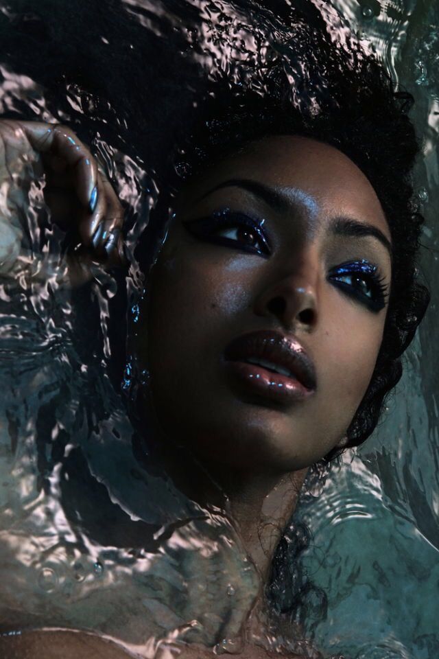 Xo.Myya🌹✨ Modelling Inspiration, Neon Swim, Black Siren, Underwater Portrait, Water Shoot, Underwater Painting, Studio Photography Poses, Creative Photoshoot Ideas, Glam Photoshoot