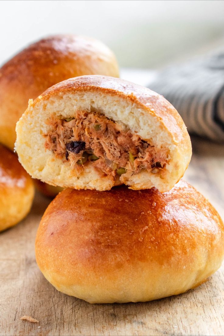 small buns filled with a tuna mixture Bread With Filling Recipes, Mini Bun Recipe, Burger Filling Ideas, Tuna Buns Recipes, Stuffed Buns Recipe, Tuna Buns, Savory Buns, Caribbean Snacks, Bread Pit