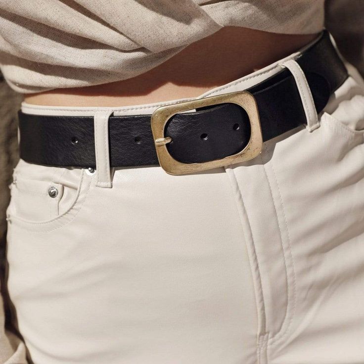 Meet Jodi - the statement buckle belt you've been looking for. An everyday classic belt for jeans with a bold design that is casually luxurious. In this full-grain leather belt, vintage meets modern in a way that will pump up any look. She's a versatile one, so get ready to plan every outfit around this accessory and pair it with jeans, jumpsuits or dresses. Amsterdam Heritage is a leader in timeless belts for women featuring soft premium leather & fashionable designs, providing a great selectio Cognac Belt, Small Leather Accessories, Vintage Meets Modern, Convertible Tote Bag, Classic Belt, Handmade Leather Belt, Womens Leather Belt, Belt Vintage, Boho Leather