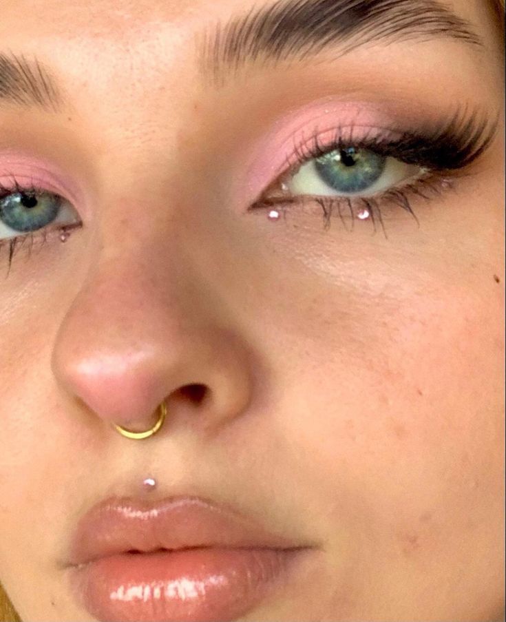 Pink Makeup Looks Euphoria, Cute Make Up Looks Colorful, Makeup Look Rhinestones, Pink And Rhinestone Makeup, Pastel Outfit Makeup, Pink Highlighter Makeup Look, Pink Jewel Eye Makeup, Pink Makeup Euphoria, Pink Pastel Makeup Looks