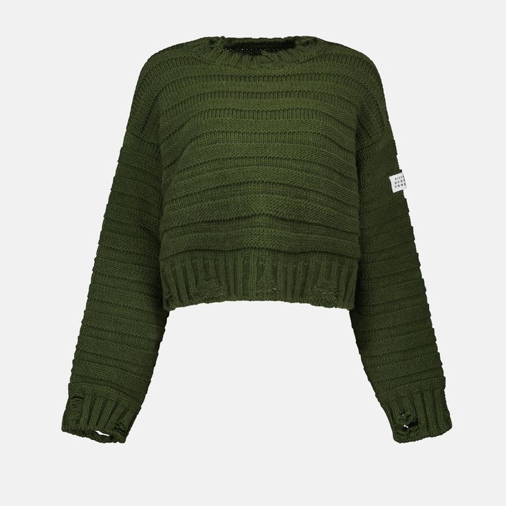 Pull effet usé MM6 collection Automne-Hiver 2024 pour Femme. Réalisé en laine côtelée. Article Couleur vert. Col rond et Manches longues. Knit Trends, Winter Wishlist, Indigo Jeans, City Dress, Airport Fashion, Grey Leggings, Mm6 Maison Margiela, Summer Beach Wear, Shearling Jacket