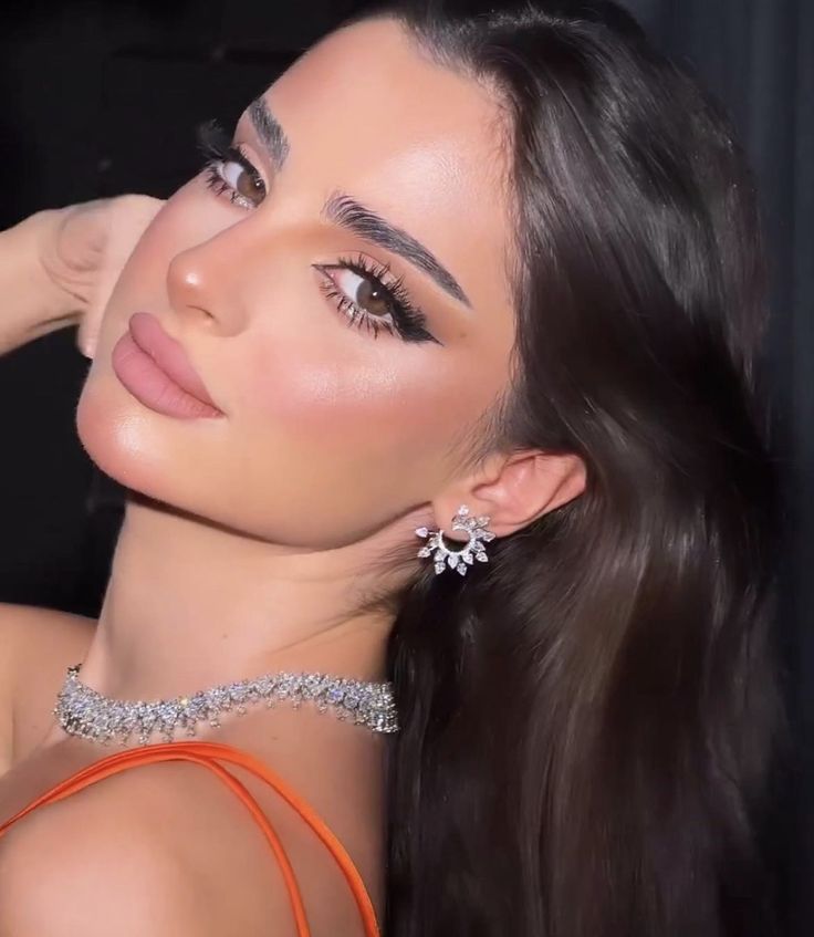 Khaleeji Makeup Looks, Graduation Makeup Ideas Soft Glam, Arab Makeup Looks, Khaleeji Makeup, Arabic Makeup Looks, Saudi Makeup, Arabic Night, Arab Makeup, Middle Eastern Makeup