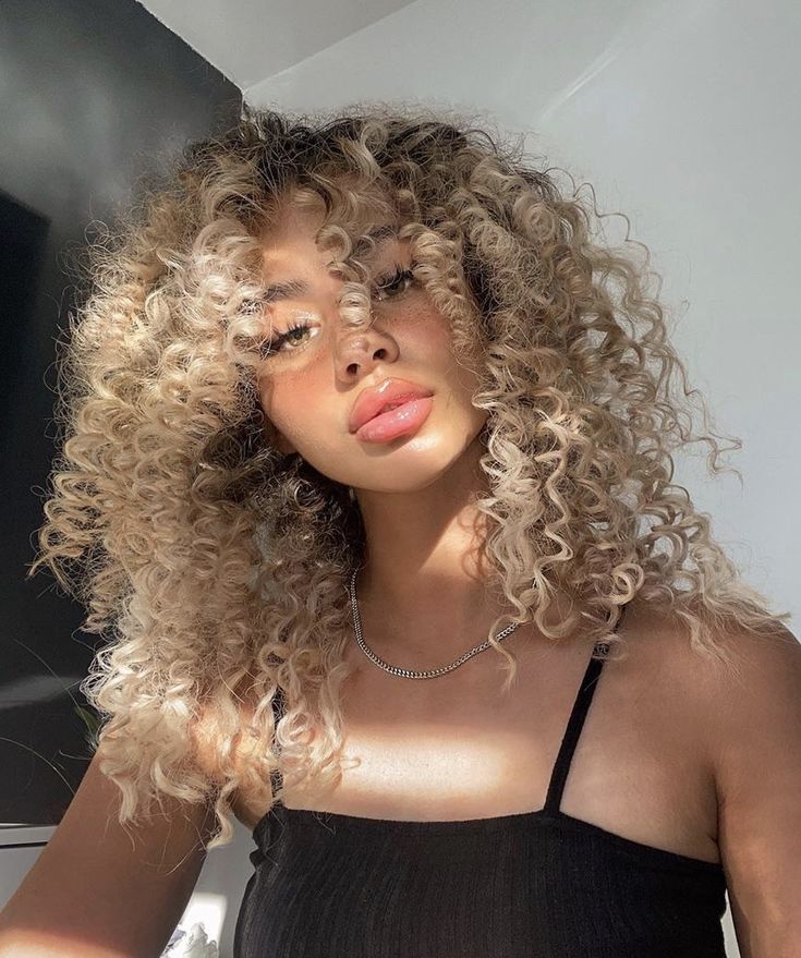 Blonde Hair Dark Roots Curly Natural Curls, Biracial Blonde Hair, Hathfury Instagram, Light Skin With Blonde Hair Curly, Curly Hair Blonde Black Women, Ash Blonde Balayage Curly Hair Natural, Beige Blonde Curly Hair, Colorful Curly Hair Black Women, Black People Blonde Hair