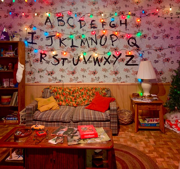 Stranger Things letter wall at the Stranger Things Store in NYC Stranger Things Letters Wall, Stranger Things Lights Wall, Stranger Things Abc Wall, Stranger Things Living Room, Stranger Things Bedroom, 80s Themed Bedroom, Stranger Things Room, Stranger Things Alphabet Wall, 1980s Bedroom