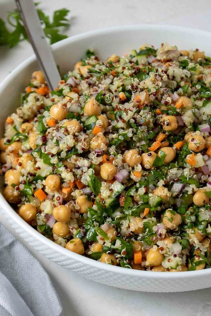 Made with quinoa, canned chickpeas, veggies, and a lemon dressing, this quinoa chickpea salad is a great make-ahead salad for healthy lunches. Quinoa And Chickpea Salad, Kay Nutrition, Quinoa Chickpea Salad, Quinoa Kale, Make Ahead Salads, Chickpea Salad Recipes, Quinoa Salad Recipes, Healthy Lunches, Roasted Chickpeas