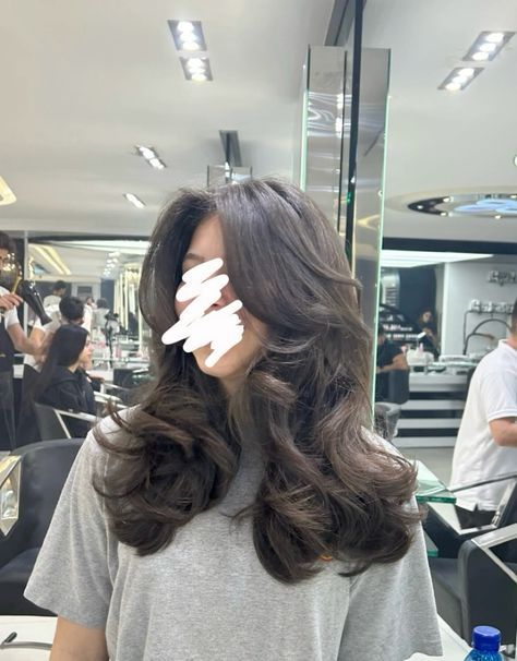 Blowout Face Framing Layers, Layer Hair Blowout, Medium Hair Blow Dry, Medium Brown Hair Blowout, Layer Blowout Hair, 90 Hair Blowout, Blowout Ideas Medium Hair, Brunette Volume Hair, Beach Blowout Hair