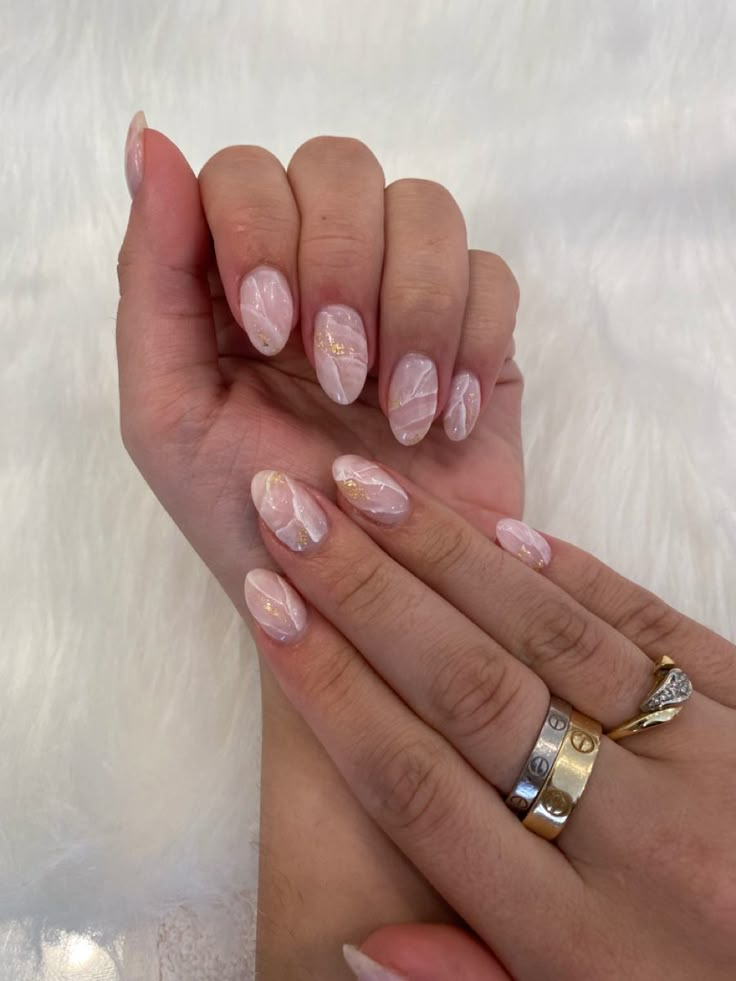 Bridal Nails Marble, Short Almond Marble Nails, Rose Gold Flakes Nails, Pink Nails Gold Flakes, Pink Marble Nails With Gold Flakes, Rose Quartz Nails With Gold, Pink Nails With Gold Flakes, Marble Nails Gold Flakes, Beige Marble Nails