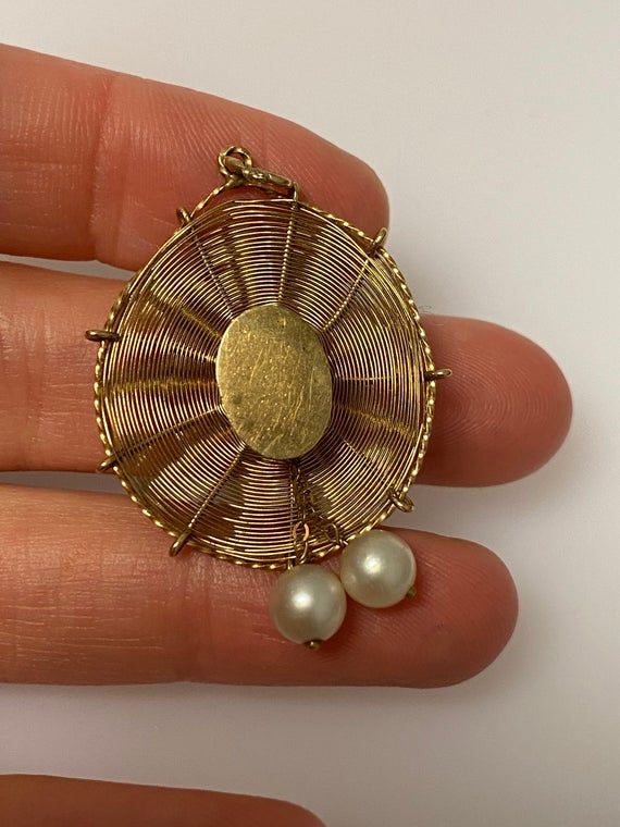 Vintage 14k yellow gold sun hat charm. The charm has two pearls. The charm weighs 2.59 grams of gold. Yellow Gold Brass Jewelry With Pearl Charm, Heirloom Style Yellow Gold Pearl Jewelry, Heirloom Yellow Gold Pearl Jewelry, Vintage Akoya Pearl Pendant Jewelry, Victorian Gold Jewelry With Pearl Charm, 14k Yellow Gold Jewelry With Pearl Charm, Elegant Yellow Gold Jewelry With Vintage Charm, Vintage Gold Jewelry With Akoya Pearl, Antique Gold Jewelry With Pearl Charm