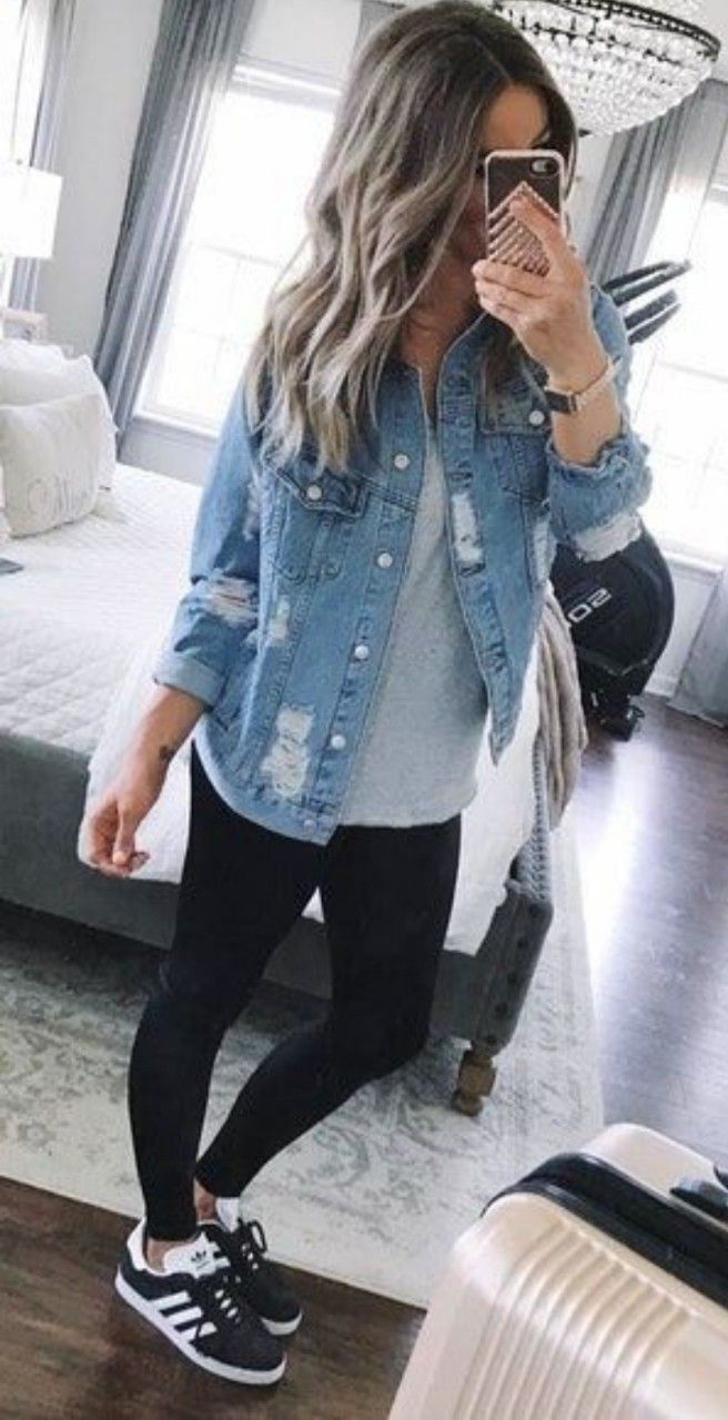 Vinter Mode Outfits, Light Denim Jacket, Look Legging, Looks Jeans, Casual Summer Outfits For Women, Denim Jacket Outfit, Legging Outfits, Outfit Jeans, Mode Casual