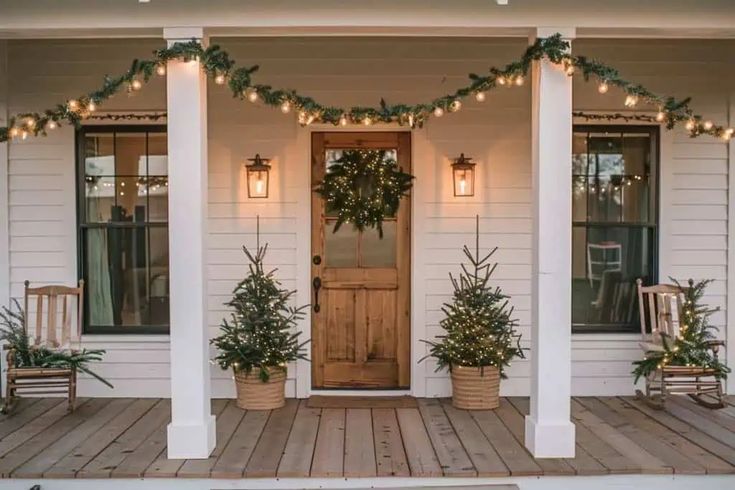 Large Porch Christmas Decor, Ranch House Christmas Decor Exterior, Decorating With Garland, Farmhouse Christmas Front Porch, Rustic Christmas Porch, Cozy Front Porch Ideas, Porch Christmas Lights, Christmas Porches, Farmers Porch