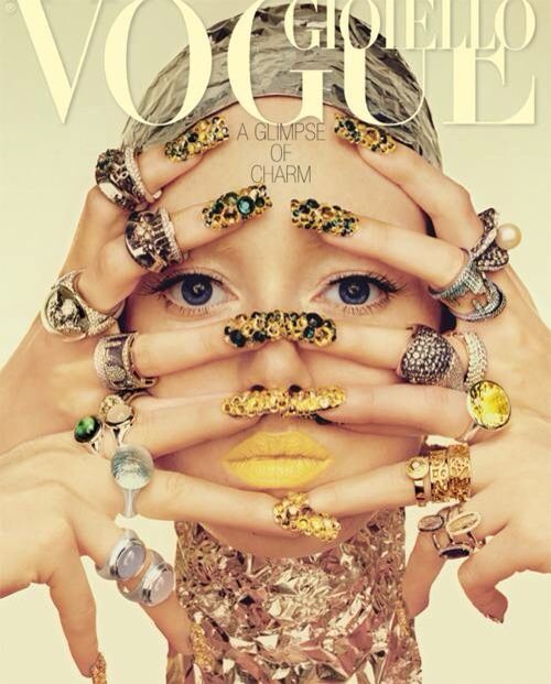 Vintage vogue Jewellery cover Vintage Vogue Covers, 1960s Vogue, Many Rings, Vogue Magazine Covers, Lauren Hutton, Jewelry Editorial, Fashion Cover, Vogue Covers, Weird Fashion