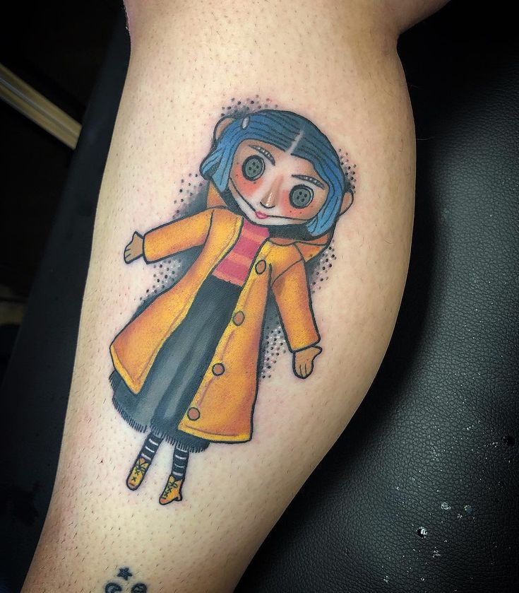 Coraline Tattoo Color, Coraline Doll Drawing, Coraline Doll Tattoo, Coraline Drawing, Coraline Tattoo, Button Tattoo, Tim Burton Tattoo, Doll Tattoo, Black Cat Tattoos