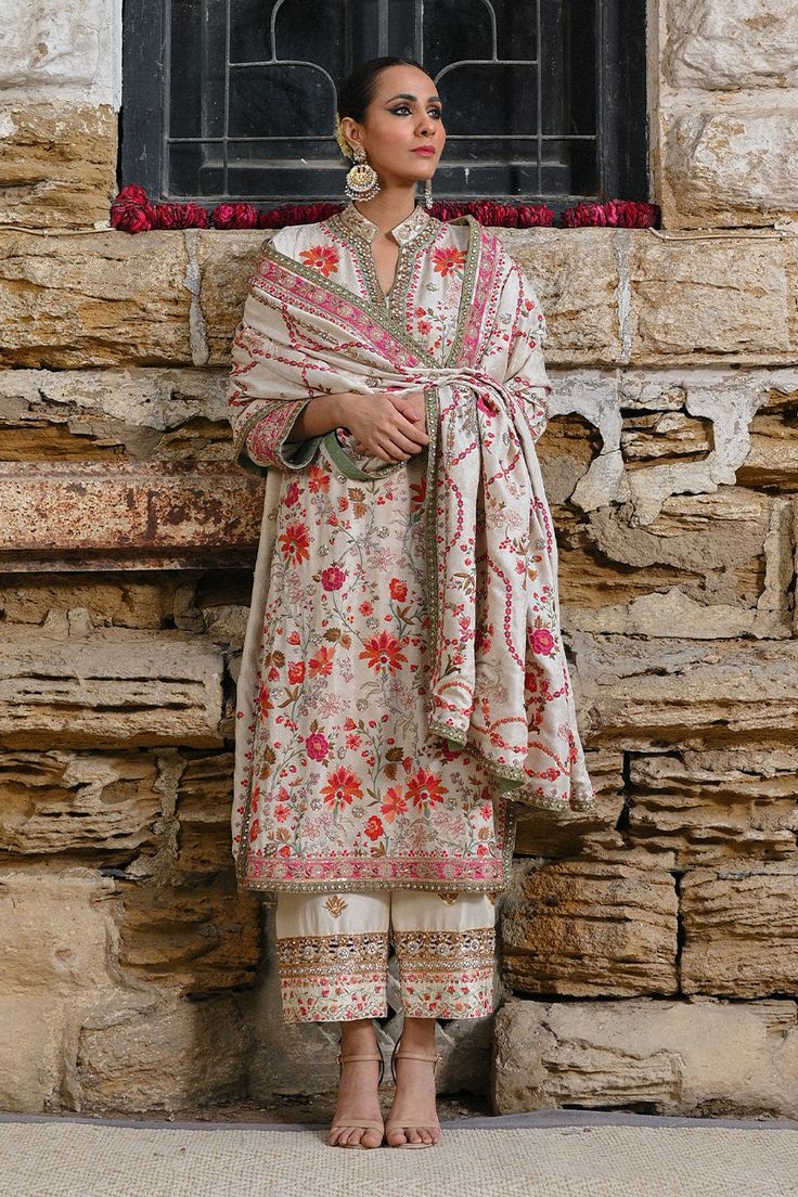 Floral Suits Women Indian, Floral Suits Women, Saniya Maskatiya, Casual Pakistani Outfits, Indian Formals, Sania Maskatiya, Cream Base, Border Embroidery, Suits Design