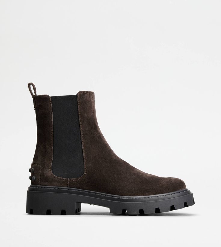 Women's Chelsea boots in suede, with lugged rubber outsole. A refined urban passe-partout, featuring timeless minimal silhouette and iconic rubber pebbles on the back. Lug Boots, Desert Boot, Suede Chelsea Boots, Chelsea Boots Women, Desert Boots, Chelsea Boot, Rubber Heels, Lug Sole, Suede Boots