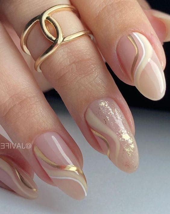 Beige and gold swirl nail design Ongles Beiges, Beige Nails Design, Nails With Gold, Natural Nail Designs, Manikur Kuku, Gold Nail Designs, Beige Nails, Prom Nails, Bridal Nails