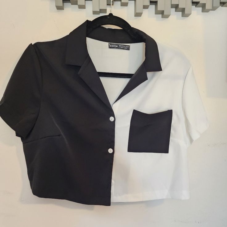 Never Worn. Cute Black And White Cropped Button Up Shirt With Collar. Black Collared Shirt For Day Out, Collared Crop Top Outfit, Black Button-up Shirt For Day Out, Black Buttoned Shirt For Day Out, Fancy Button Up Shirt, Cropped Button Up, Cropped Collared Shirt Outfit, Crop Top Shirt Outfits, Casual Crop Top Outfits