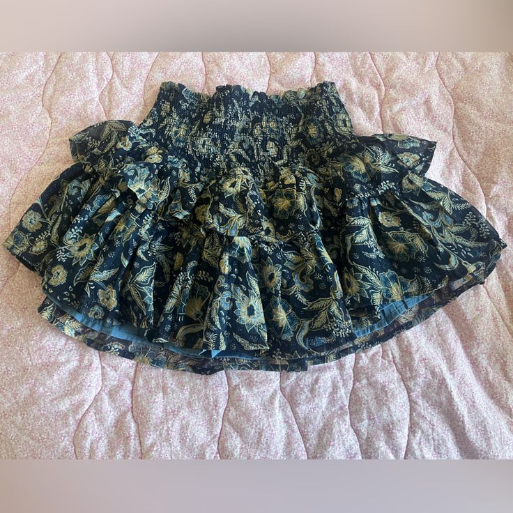 Xs Stretchable Waist Chic Floral Print Mini Skirt For Beach, Chic Blue Mini Skirt With Elastic Waistband, Chic Floral Print Mini Skirt For Vacation, Blue Floral Print Tiered Mini Skirt, Blue Floral Print Mini Skirt For Summer, Blue Floral Print Mini Skirt For Spring, Blue Floral Print Mini Skirt, Blue Floral Mini Skirt For Spring, Blue Floral Print Summer Mini Skirt