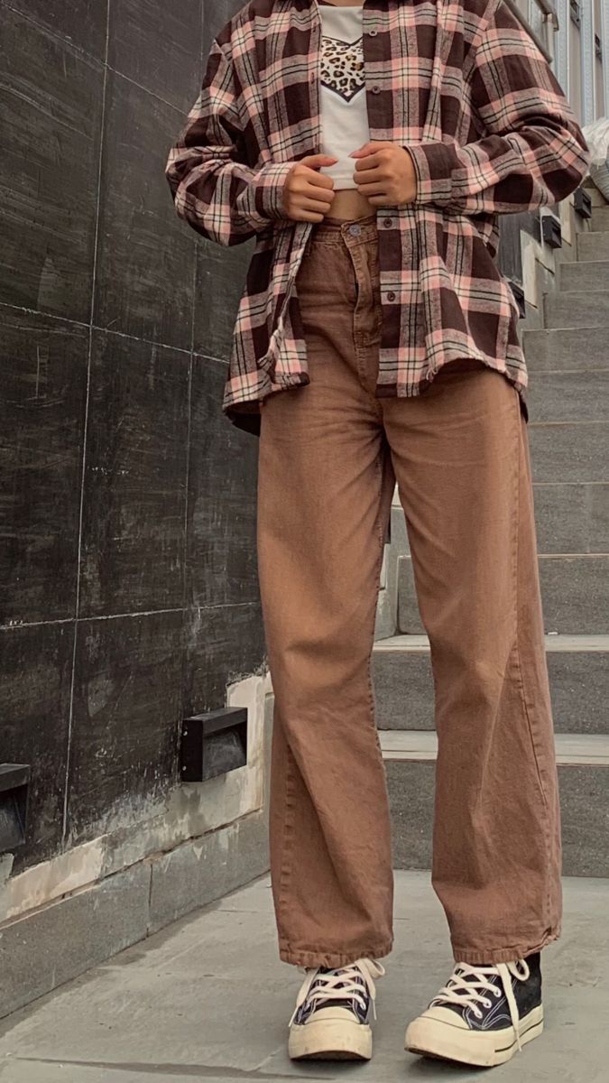 ootd girl Tan Flannel Outfit, Check Shirt Outfit Women, Brown Flannel Outfit, Brown Cargo Pants Outfit, Outfit Inspo Brown, Checked Shirt Outfit, Brown Pants Outfit, Brown Cargo Pants, Brown Flannel