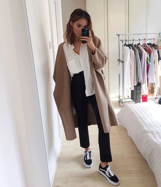 camel coat, white blouse, black jeans, old school vans, short beachy hair Mais Black And White Sneakers, Outfit Trends, Stil Inspiration, Looks Black, Elegantes Outfit, Mode Inspo, 여자 패션, Outfit Goals, Looks Style