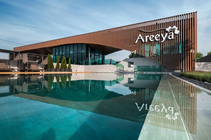 an empty swimming pool in front of a building with a sign that says areaya