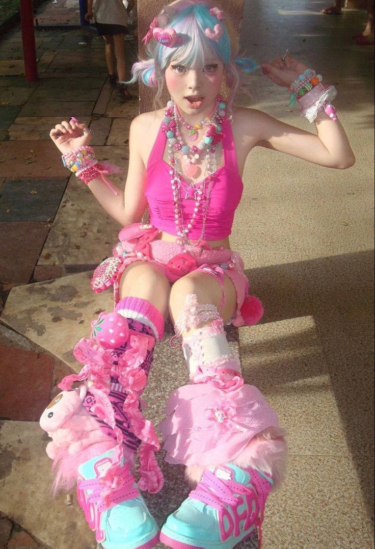 Decora Fashion Outfits Simple, Harajuku Fashion Women, Candyland Aesthetic Outfit, 2000s Bling Fashion, Decora Harajuku Fashion, Decora Style Art, Y2k Hyperpop Fashion, Candyland Outfit Ideas, Gyaru Kei Fashion