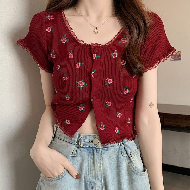 floral button up crop top boogzel apparel Cheap Red Tops With Buttons, Cheap Square Neck Blouse For Spring, Cheap Feminine Button-up Tops, Summer Y2k Outfits, Floral Print Crop Top, Cardigan Crop Top, Look Short, Cardigan Crop, Floral Knit