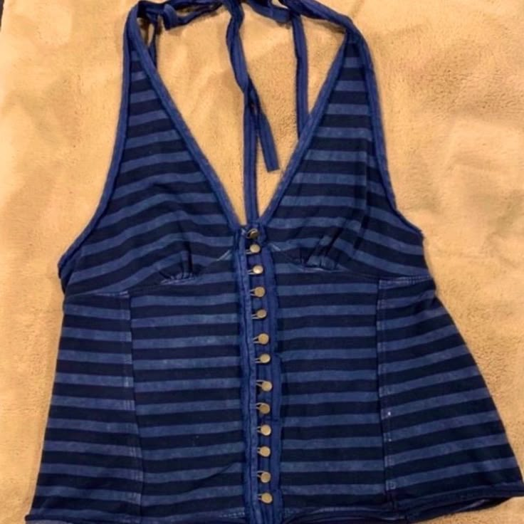 Casual Vintage Chic Knit Tank Top Button-Front; Deep V-Neck Allover Striped Pattern Raw-Edge Trim Ties At Back; Adjustable Straps Black Ruffle Top, Blue Striped Top, Suit Shoes, Boho Chic Outfits, Knit Tank Top, Lovely Tops, Mood Board Fashion, Mode Inspo, Knit Tank