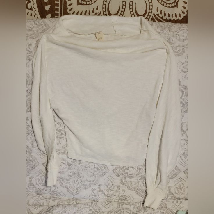 Nwot We The Free Size Xs Bright White Long Sleeve Slight Slouch Neck Or Comes Just A Tad Bit Off One Shoulder It Is A Too Oversized For Me. I Have Many Of These And This Seems To Be Thicker And More Quality Than The Others Off White Cotton Tops For Loungewear, Off White Cotton Loungewear Tops, Off White Stretch Casual Top, Casual Off White Stretch Top, Fitted Off White Cotton Top, Off White Spring Loungewear Top, Casual Off-white Stretch Top, White Vintage Stretch Top, White Moisture-wicking Long Sleeve T-shirt