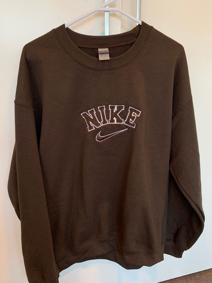 Vintage Nike Sweaters, Old Nike Aesthetic, Old Nike Sweatshirt, Old Nike Clothes, Brown Nike Sweatshirt, Old Nike, Baseball Jacket Outfit, Vintage Nike Sweater, Old Nikes