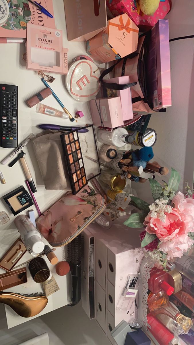 Messy But Organized Aesthetic, Messy Makeup Aesthetic Table, Bedroom Messy Aesthetic, Messycore Aesthetic, Issy And Co Makeup, Messy Makeup Table, Messy Makeup Desk, Messy Astethic, Messy Table Aesthetic