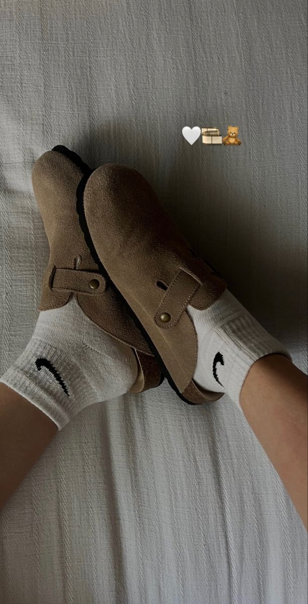 Socks With Birkenstocks, Birk Clogs, Socks And Birks, Fallnails Autumn, Birkenstock Clogs Outfit, Fall Fashion Outfit Ideas, White Nike Socks, Birks Outfit, Birkenstock Sandals Outfit