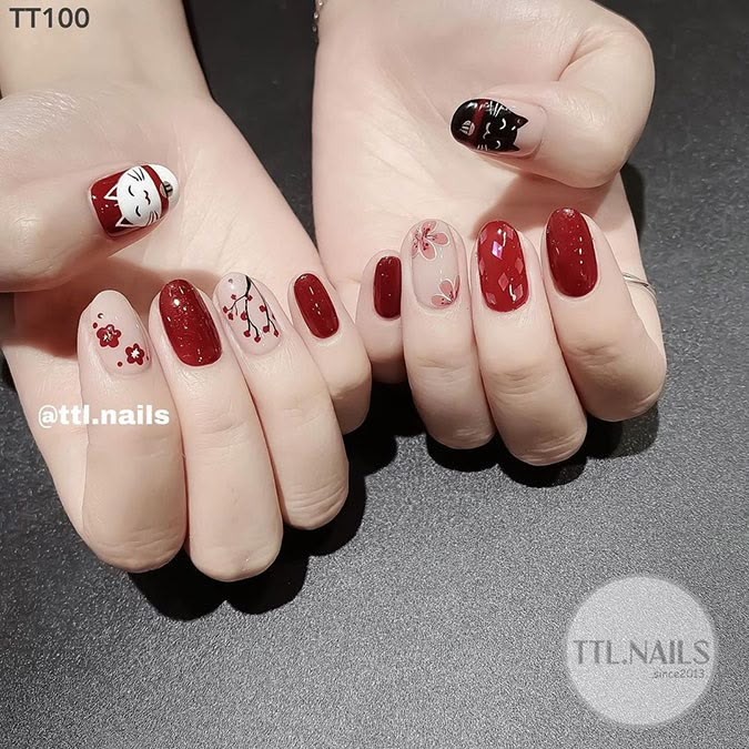 Những mẫu nail Tết đẹp giúp bàn tay thêm xinh xắn, ‘chanh sả’ Cute Red Nails, Christmas Nails Diy, New Years Nail Art, No Chip Nails, Cat Eye Nails Polish, Casual Nails, Red Nail Designs, Cat Nails, Nail Swag